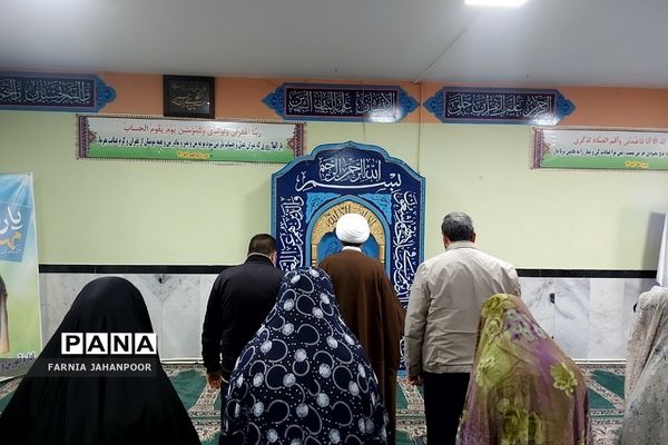 برگزاری نماز جماعت با حضور امام جمعه باقرشهر و کهریزک در دبیرستان ریحانه‌النبی