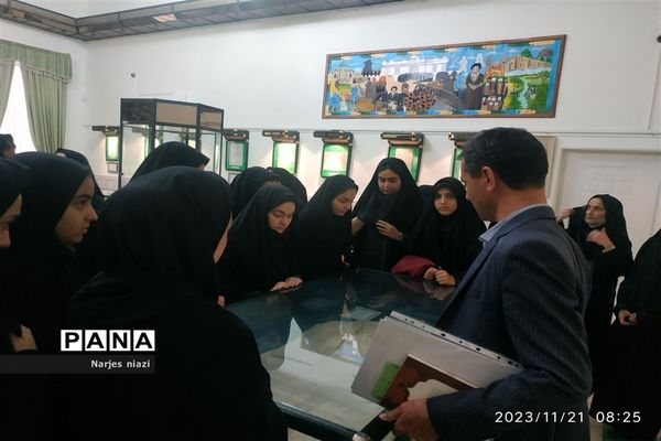بازدید دانش‌آموزان دبیرستان شاهد مطهره از موزه و مزار شهدا آرامگاه شهید مدرس( ره) کاشمر