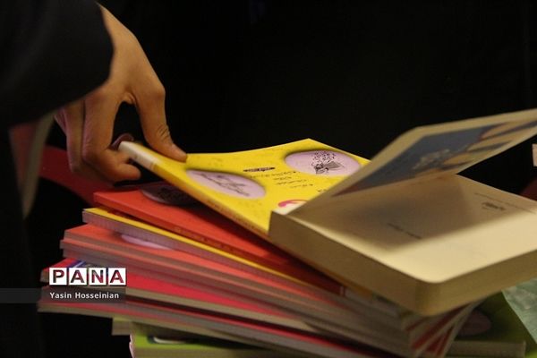 مراسم اهداء کتاب در جهت ترویج فرهنگ کتاب‌خوانی در مدرسه معاد ناحیه یک شهرری