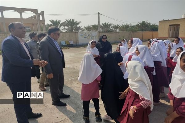 دیدار صمیمانه مدیرکل آموزش و پرورش هرمزگان با دانش‌آموزان بوموسی