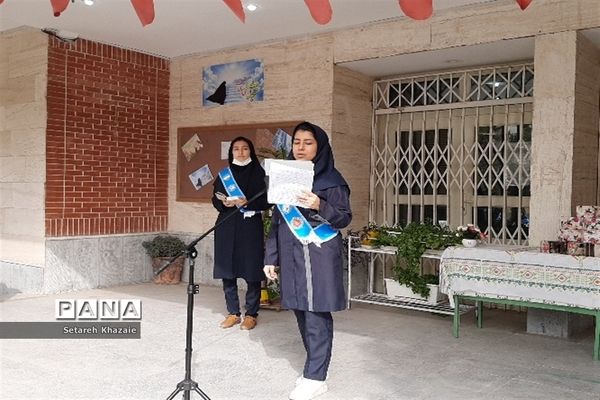 مراسم هفته کتاب و کتابخوانی ناحیه۶ در دبیرستان غیابی