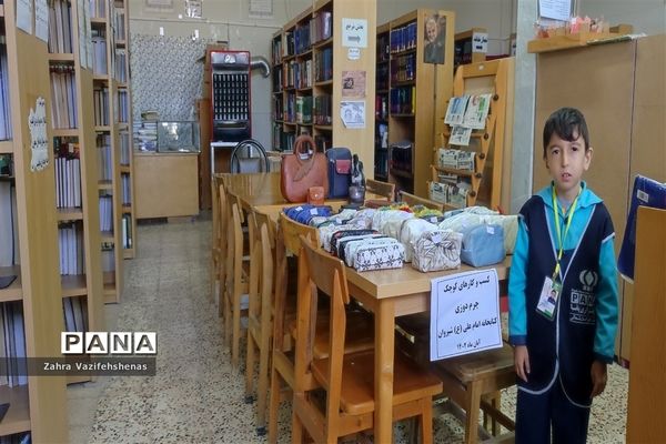 بازدید دانش‌آموزان دبستان سلمان فارسی از کتابخانه عمومی امام علی (ع) در هفته کتاب و کتابخوانی