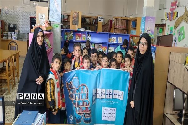 بازدید دانش‌آموزان دبستان سلمان فارسی از کتابخانه عمومی امام علی (ع) در هفته کتاب و کتابخوانی