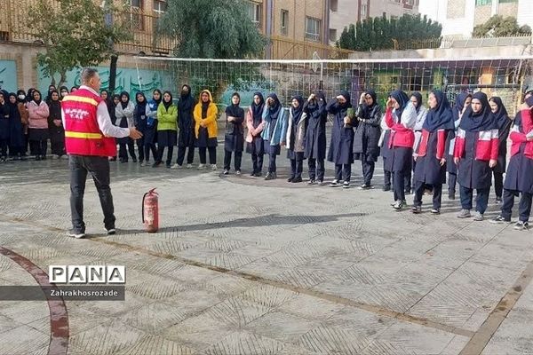 برگزاری کلاس‌های آموزشی اطفاء حریق در دبیرستان هیأت امنایی راضیه شکرایی ناحیه دو ری