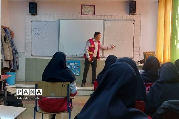 برگزاری کلاس‌های آموزشی اطفاء حریق در دبیرستان هیأت امنایی راضیه شکرایی ناحیه دو ری