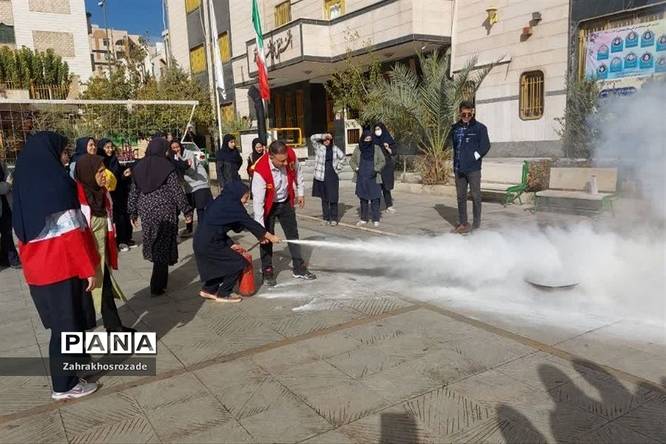 برگزاری کلاسهای آموزشی اطفاء حریق در دبیرستان هیأت امنایی راضیه شکرایی ناحیه دو ری