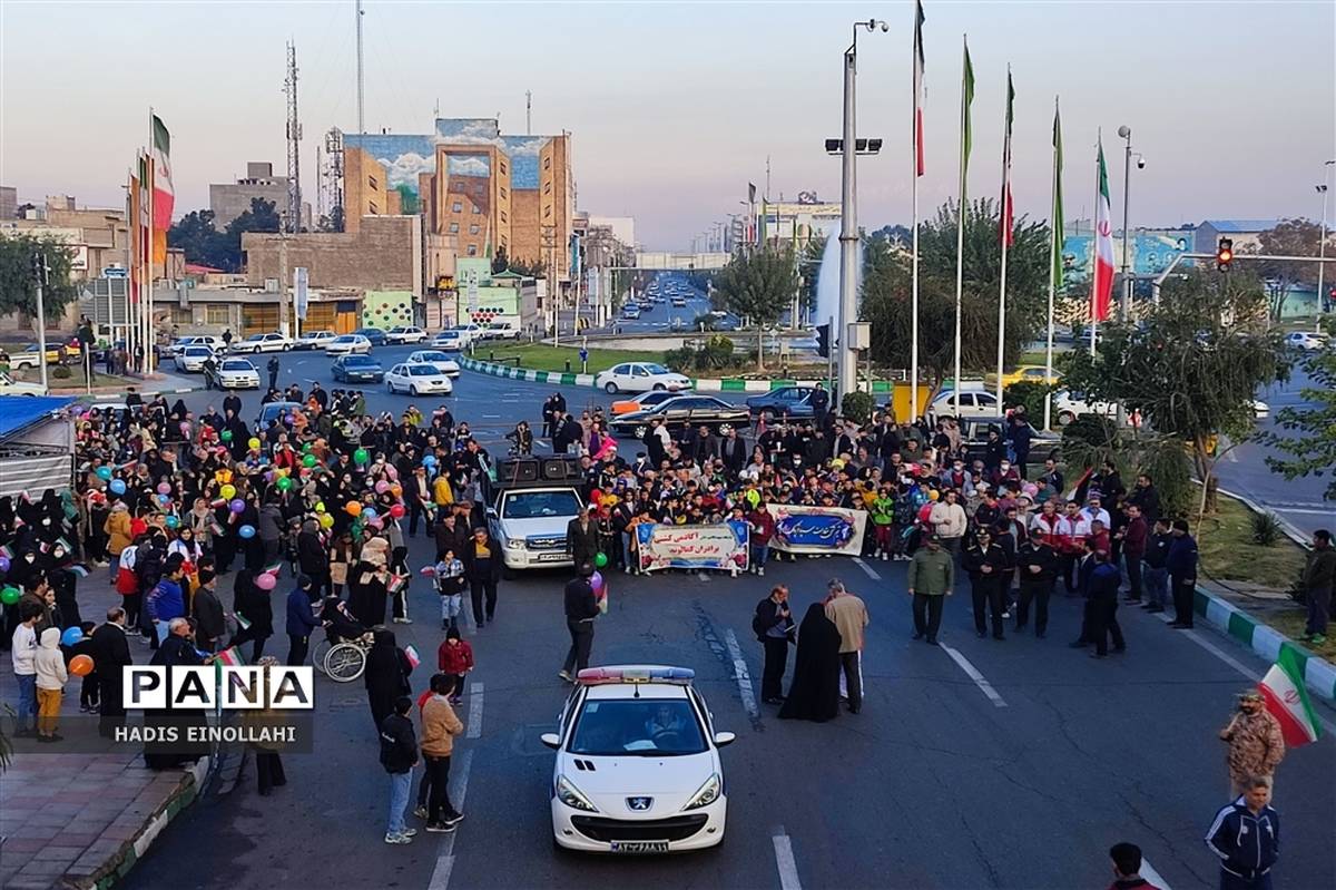 همایش بزرگ پیاده‌روی خانوادگی در شهرستان قرچک