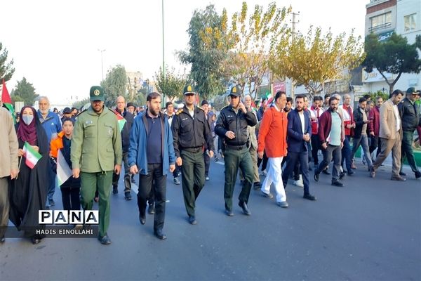 همایش بزرگ پیاده‌روی خانوادگی در شهرستان قرچک