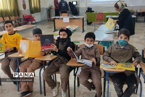 نمایشگاه کتاب در هفته بسیج در دبستان شهید محمدباقر صدر رودهن