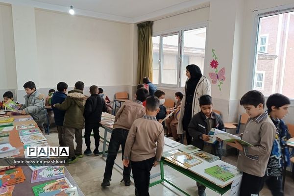 نمایشگاه کتاب در هفته بسیج در دبستان شهید محمدباقر صدر رودهن