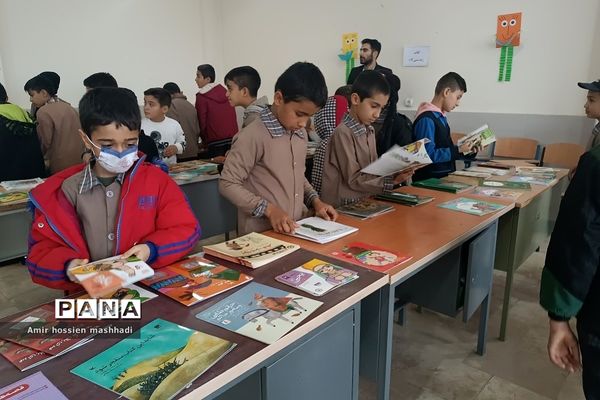 نمایشگاه کتاب در هفته بسیج در دبستان شهید محمدباقر صدر رودهن