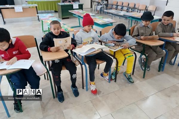 نمایشگاه کتاب در هفته بسیج در دبستان شهید محمدباقر صدر رودهن