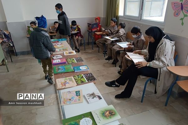 نمایشگاه کتاب در هفته بسیج در دبستان شهید محمدباقر صدر رودهن
