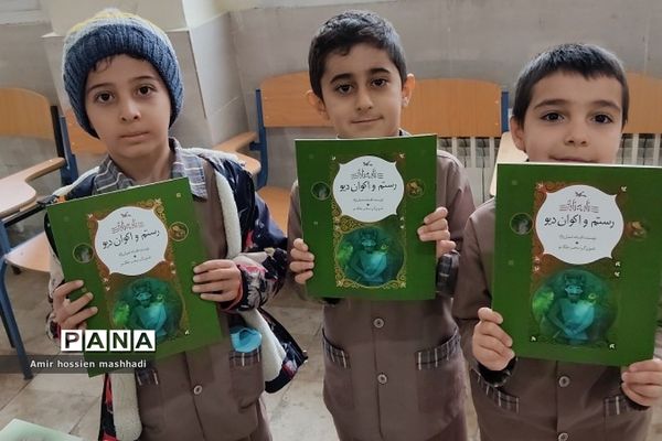 نمایشگاه کتاب در هفته بسیج در دبستان شهید محمدباقر صدر رودهن