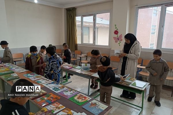 نمایشگاه کتاب در هفته بسیج در دبستان شهید محمدباقر صدر رودهن