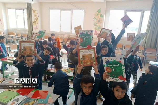 نمایشگاه کتاب در هفته بسیج در دبستان شهید محمدباقر صدر رودهن