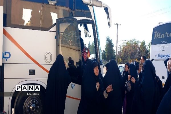 مراسم بدرقه دانش‌آموزان ناحیه یک قم به اردوی راهیان نور