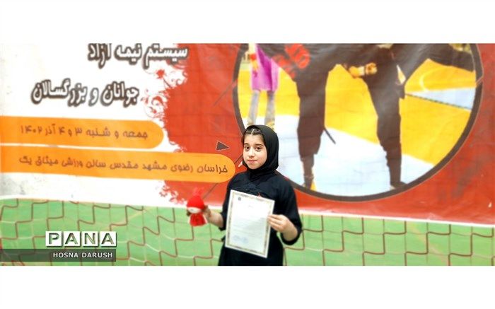 لوح تقدیر و بازوبند طلای کشوری توسط دانش‌آموز خبرنگار مشهدی