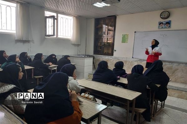 آموزش مانور زلزله در دبیرستان امام حسین (ع) شهرستان کاشمر