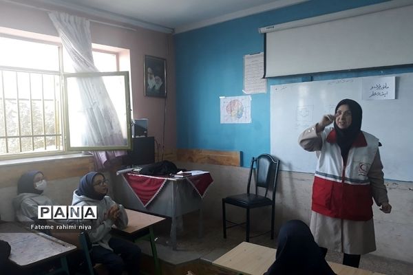 آموزش اقدامات ضروری هنگام زلزله توسط مربی هلال احمر در دبیرستان تربیت رودهن