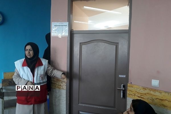آموزش اقدامات ضروری هنگام زلزله توسط مربی هلال احمر در دبیرستان تربیت رودهن