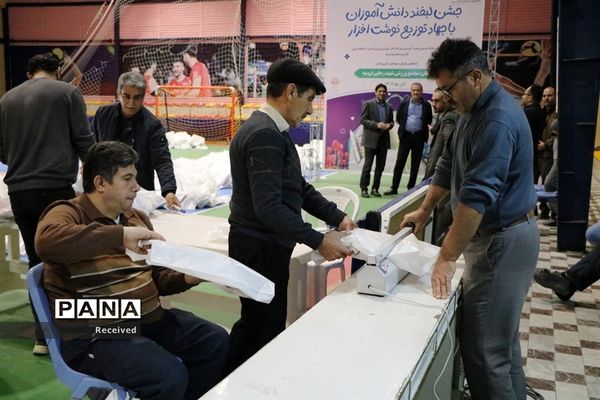 جشن لبخند دانش‌آموزان با جهاد توزیع نوشت افزار در آذربایجان غربی