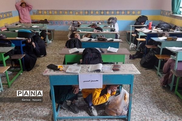 آموزش اقدامات ضروری هنگام وقوع زلزله در دبیرستان آزاده رودهن