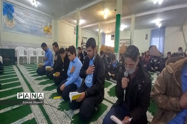 زیارت عاشورا در دبیرستان نمونه آیت الله خامنه‌ای کاشمر