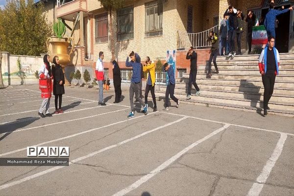 مانور سراسری زلزله در دبیرستان مسلم شهرستان ملارد