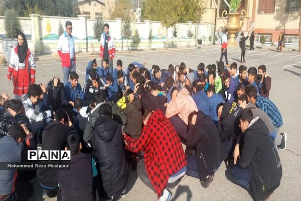 مانور سراسری زلزله در دبیرستان مسلم شهرستان ملارد
