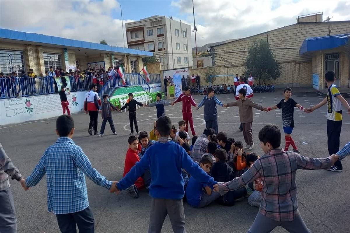 مانور زلزله و ایمنی با مشارکت دانش آموزان در پارسیان برگزار شد/فیلم