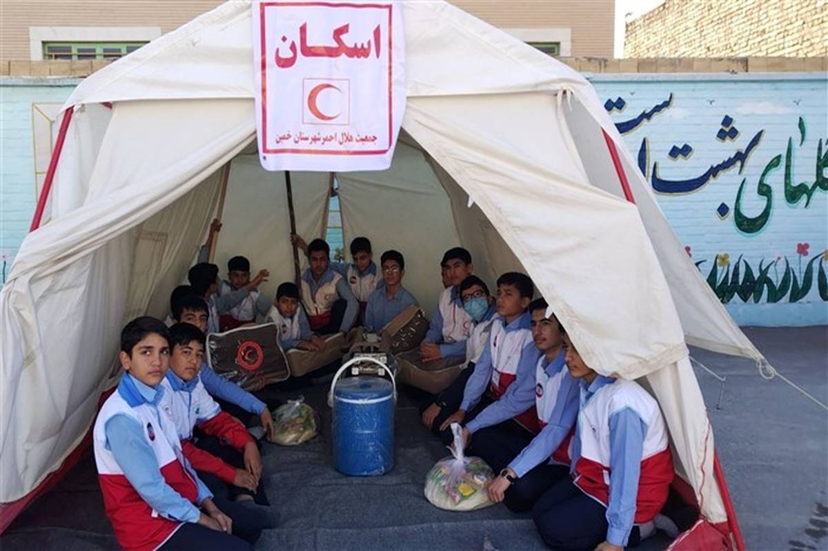 آموزش بیش‌ از ۲۰۰ مدرسه و هزار دانش‌آموز در راستای مقابله با حوادث طبیعی/ فیلم