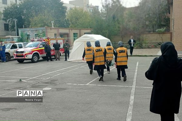 برگزاری مانور زلزله در دبیرستان بعثت ناحیه یک شهرری