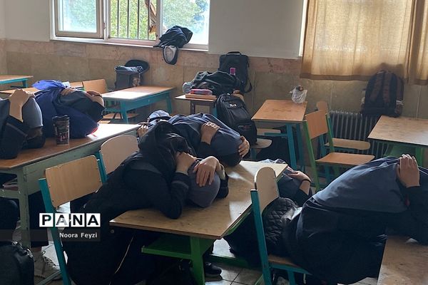 برگزاری مانور زلزله در دبیرستان بعثت ناحیه یک شهرری