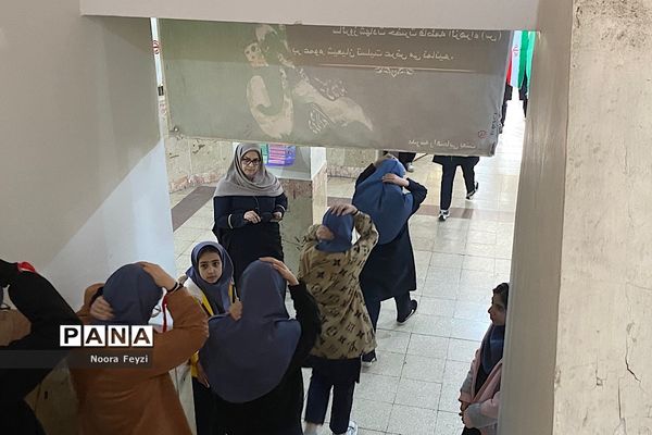 برگزاری مانور زلزله در دبیرستان بعثت ناحیه یک شهرری