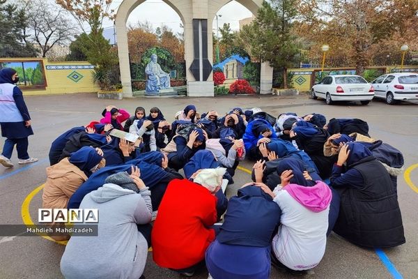 بیست و پنجمین مانور سراسری زلزله در دبیرستان آرمینه مصلی نژاد