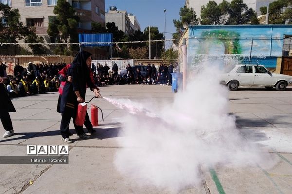 مانور زلزله و ایمنی در دبیرستان حاج علی اکبر گراشی ناحیه 3 شیراز