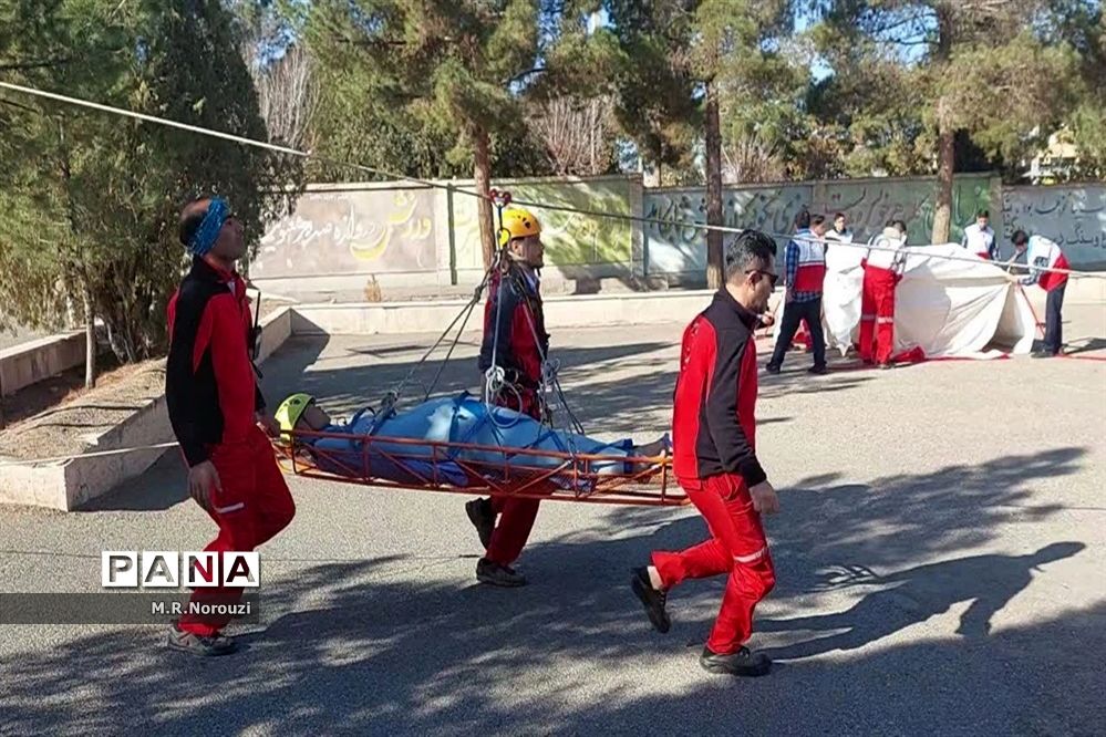 برگزاری مانور سراسری زلزله در دبیرستان شهید‌صالحی‌