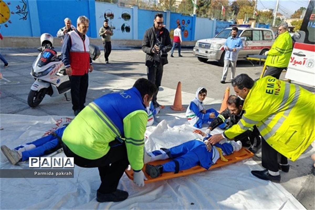 مانور سراسری زلزله با شعار "هر خانواده یک امدادگر" در کرمانشاه/فیلم