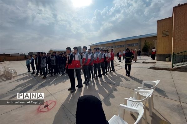 بیست و پنجمین دوره مانور زلزله با شعار مدرسه ایمن، جامعه تاب آور در دبیرستان نمونه امام علی(ع)