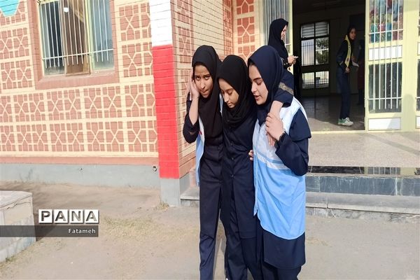 برگزاری مانور زلزله در دبیرستان طباطبایی شهرستان کاشمر