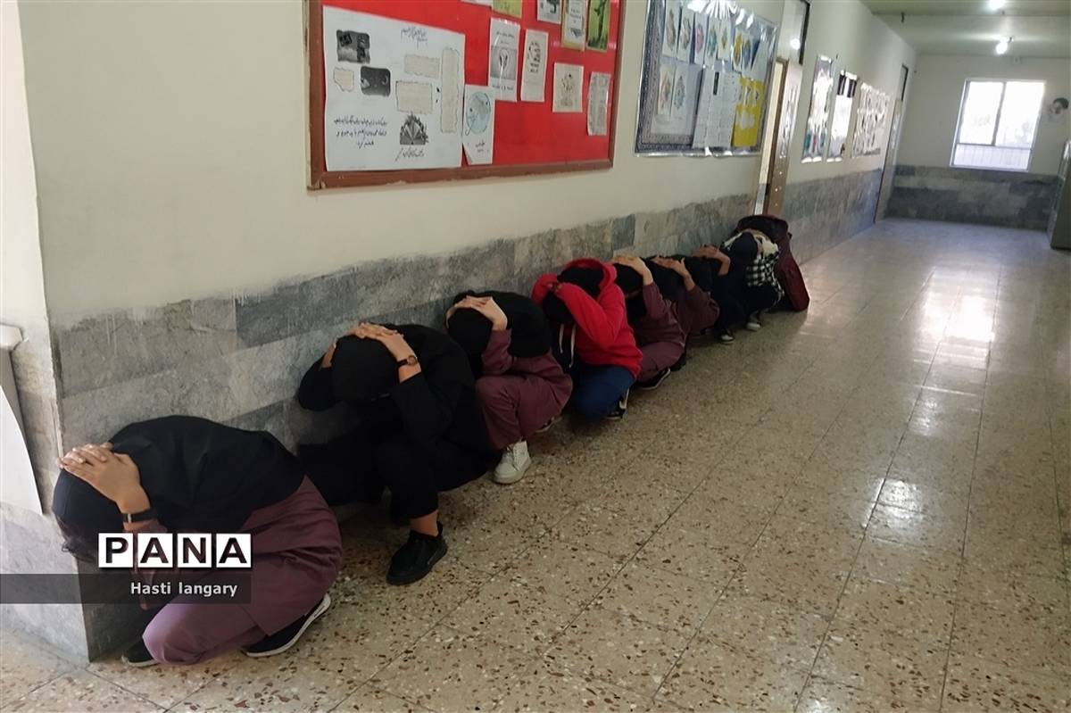 مانور زلزله در دبیرستان گلستان شهرستان مانه و سملقان
