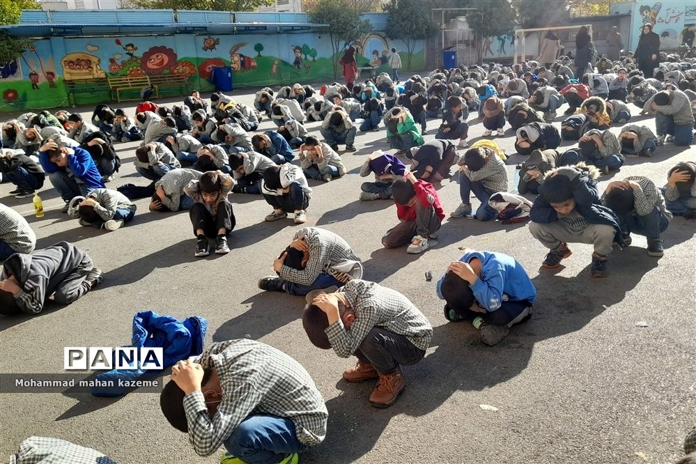 برگزاری مراسم مانور زلزله در دبستان حضرت ابوالفضل(ع) ناحیه یک شیراز