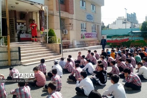 برگزاری مراسم مانور زلزله در دبستان حضرت ابوالفضل(ع) ناحیه یک شیراز