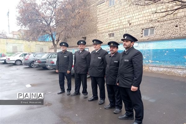 مراسم پذیرایی صبحانه از دانش‌آموزان توسط خادمین حرم مطهر رضوی