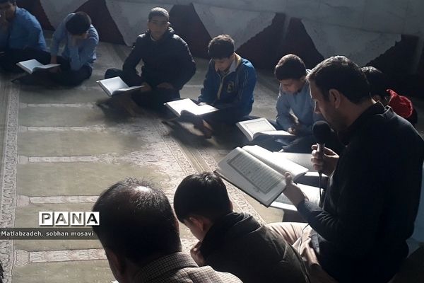 محفل انس با قرآن کریم در مدارس ناحیه دو ری