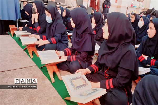 برگزاری محفل انس با قرآن در دبیرستان فرزانگان ملارد