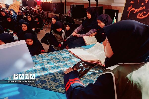 برگزاری محفل انس با قرآن در دبیرستان فرزانگان ملارد