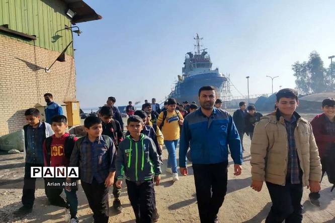 بازدید دانشآموزان از موسسه کشتی سازی شهید محلاتی بوشهر