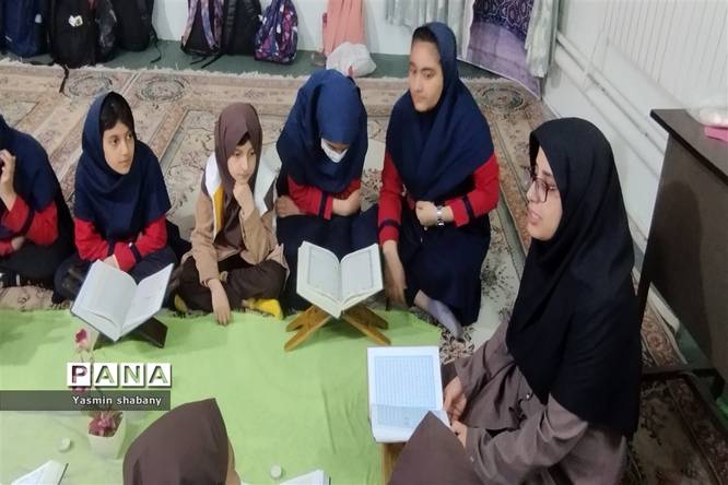 مراسم انس با قرآن با حضور معاون پرورشی مدرسه پنجم مهر
